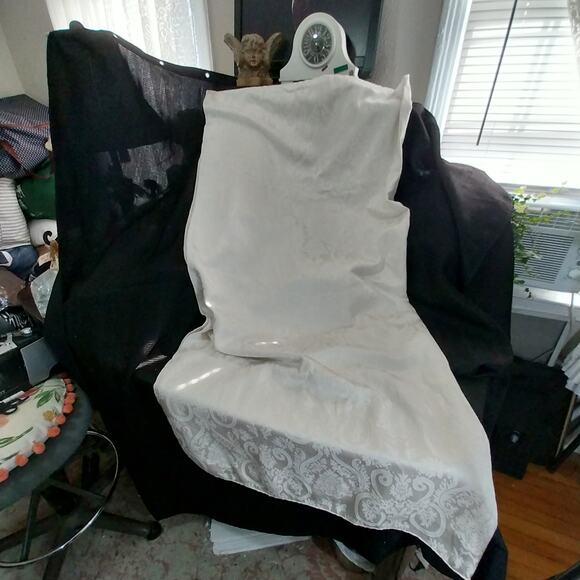 VINTAGE REGAL ARTISTRY DAMASK CREAM FULL SIZED TABLECLOTH, SATINY & DELICIOUS! - Picture 5 of 11